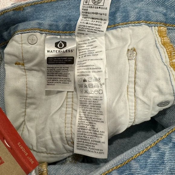 Levi's 501 High Waist Distressed Mom
Shorts - Light Wash numerous sizes - Picture 5 of 8